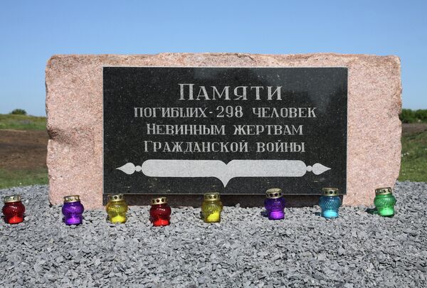 Митинг-реквием Судьбы оборванная нить, посвященный годовщине падения Боинга в Донецкой области Митинг-реквием Судьбы оборванная нить, посвященный годовщине падения Боинга в Донецкой области - Sputnik Таджикистан