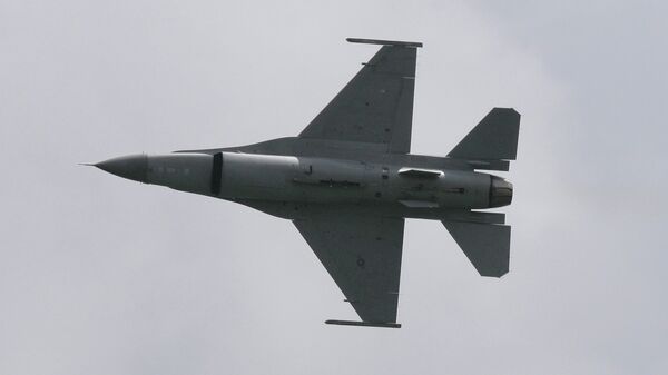 Истребитель F-16. Архивное фото. - Sputnik Таджикистан