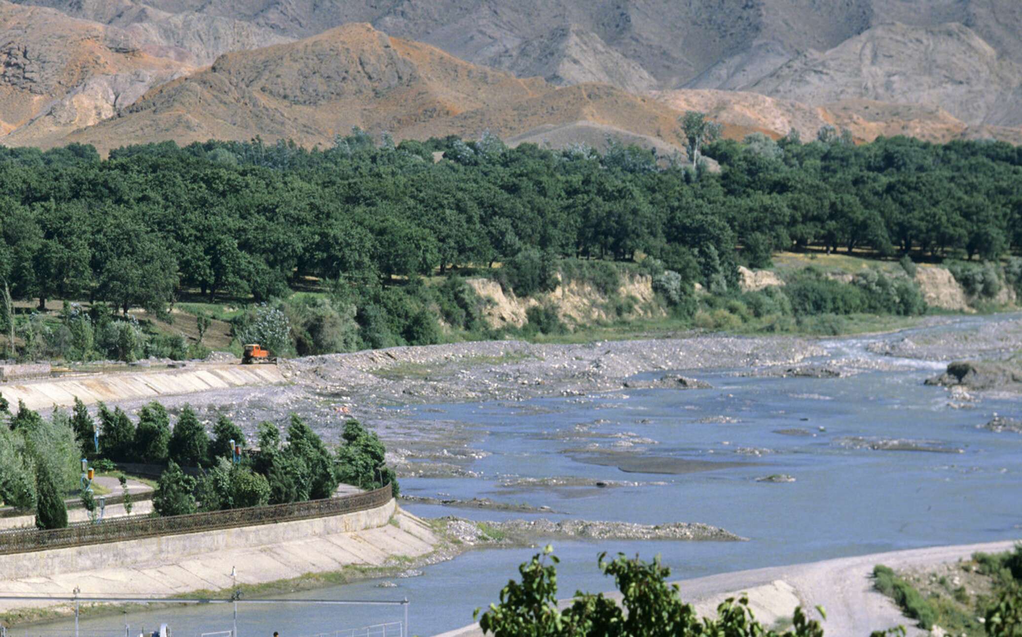 Исфара 1. Исфара река. Город Исфара Таджикистан. Река Сырдарья Таджикистан. Исфара Таджикистан достопримечательности.