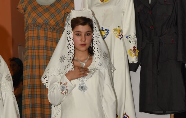 Выставка выпускных работ модельеров прошла в Душанбе - Sputnik Таджикистан
