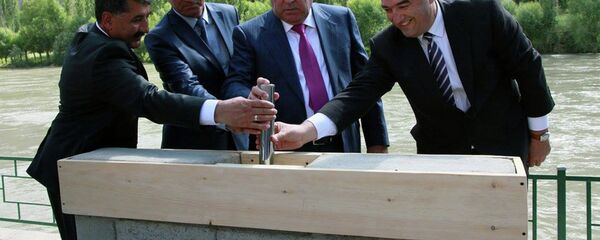 Эмомалӣ Раҳмон санги асосро дар бунёди НБО Себзор гузошт. 29 июли соли 2015, Роштқалъа, ВМКБ - Sputnik Тоҷикистон