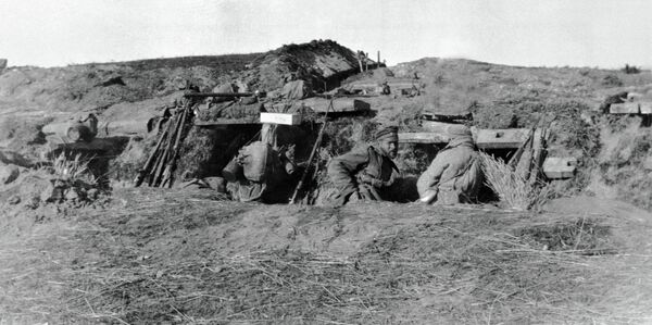 Русские солдаты в окопах во время первой мировой войны. 1914 год. Русские солдаты в окопах во время первой мировой войны. 1914 год. - Sputnik Таджикистан