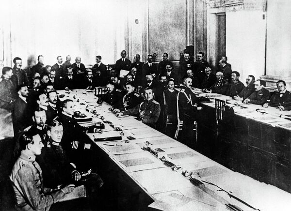 Заседание мирной конференции в Брест-Литовске, во время которой был заключен Брестский мир между Советской Россией и Германией, Австро-Венгрией, Болгарией и Турцией. 1918г. Из фондов Центрального государственного архива кино-фото-фонодокументов СССР. Заседание мирной конференции в Брест-Литовске, во время которой был заключен Брестский мир между Советской Россией и Германией, Австро-Венгрией, Болгарией и Турцией. 1918г. Из фондов Центрального государственного архива кино-фото-фонодокументов СССР. - Sputnik Таджикистан