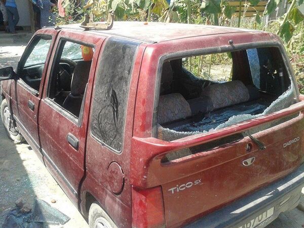 Автомобиль марки Тико забросали камнями и палками Автомобиль марки Тико забросали камнями и палками - Sputnik Таджикистан