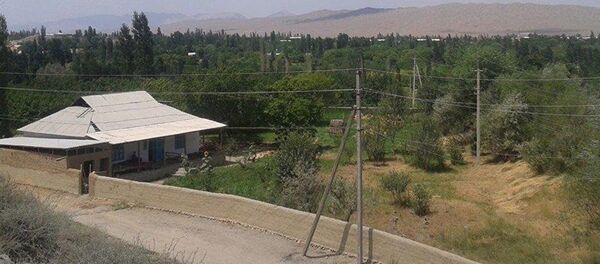 Деҳаи Кок-Тоши ноҳияи Ботканди Қирғизистон. Августи соли 2015 Деҳаи Кок-Тоши ноҳияи Ботканди Қирғизистон. Августи соли 2015 - Sputnik Тоҷикистон