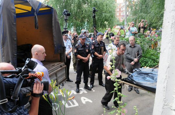 Сотрудники правоохранительных органов у подъезда жилого дома в Нижнем Новгороде, где обнаружены убитые дети - Sputnik Таджикистан