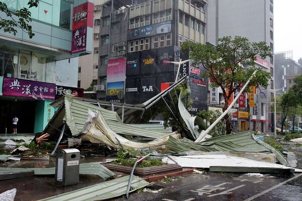 Последствия тайфуна Соуделор в Тайване. 8 августа 2015 года - Sputnik Таджикистан