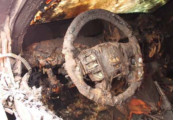 В салоне одной из шести сгоревших ночью в воскресенье в Донецке автомашин миссии ОБСЕ - Sputnik Таджикистан