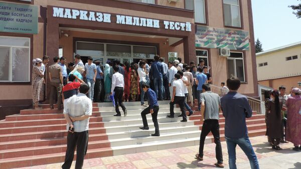 Абитуриенты в НЦТ в первый день объявления результатов вступительных экзаменов. Архивное фото - Sputnik Таджикистан