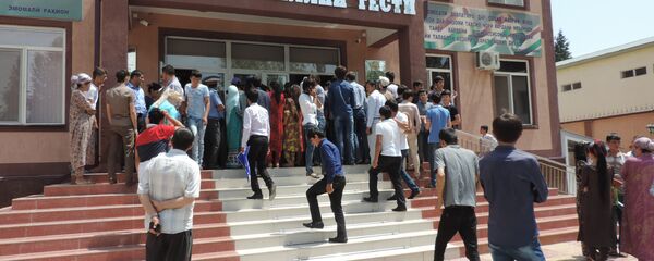 Абитуриенты в НЦТ в первый день объявления результатов вступительных экзаменов - Sputnik Таджикистан