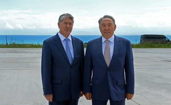 Президенты Кыргызстана и Казахстана на церемонии открытия таможенной границы в рамках ЕАЭС - Sputnik Таджикистан