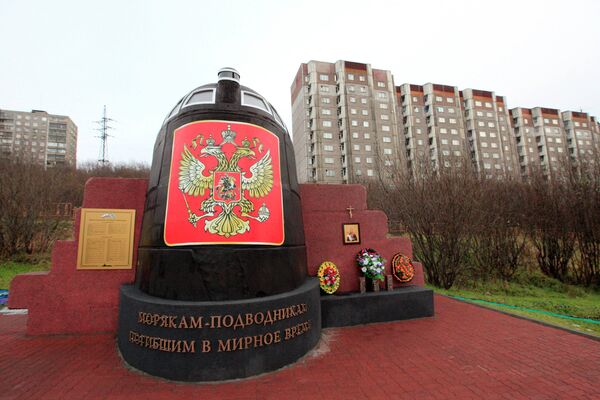 В основе памятника Морякам-подводникам, погибшим в мирное время фрагмент рубки подводной лодки Курск. Архивное фото. В основе памятника Морякам-подводникам, погибшим в мирное время фрагмент рубки подводной лодки Курск. Архивное фото. - Sputnik Таджикистан