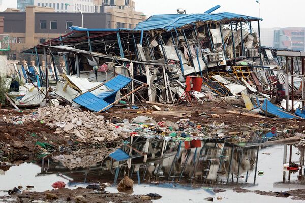 Разрушенное общежитие от взрыва на складе опасных веществ логистической компании в Тяньцзине - Sputnik Таджикистан