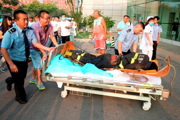 Пострадавших от взрывов в Тяньцзине направляют в больницы, 13 августа, 2015 год. - Sputnik Таджикистан