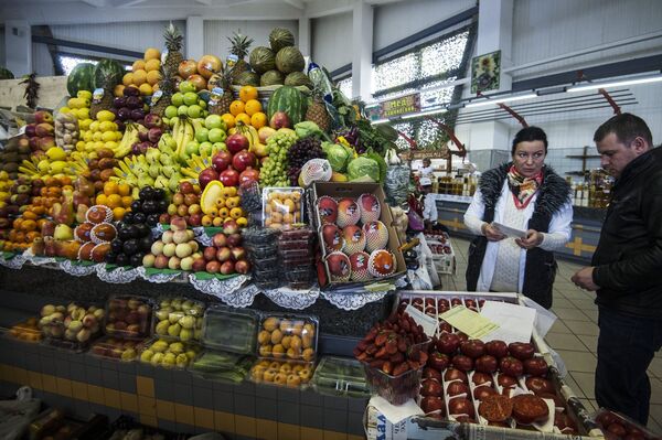 Покупатель в отделе овощей и фруктов, архивное фото. - Sputnik Таджикистан