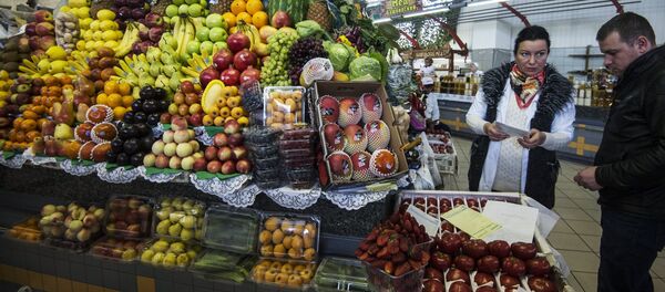 Покупатель в отделе овощей и фруктов, архивное фото. Покупатель в отделе овощей и фруктов, архивное фото. - Sputnik Таджикистан