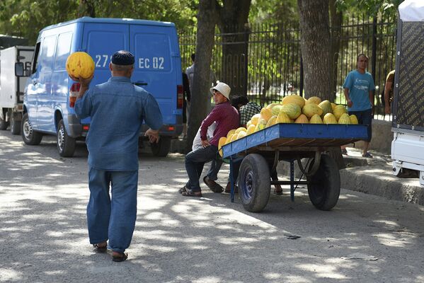 Стихийная торговля дынями в Душанбе - Sputnik Таджикистан