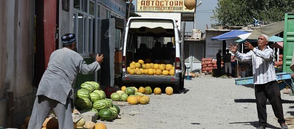 Фурӯши харбуза дар бозори Душанбе - Sputnik Тоҷикистон