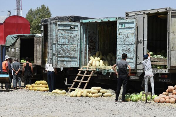 Стихийная торговля дынями в Душанбе - Sputnik Таджикистан