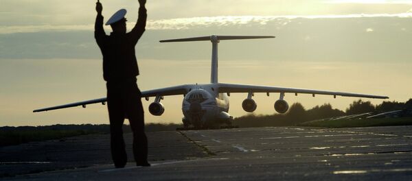 Самолет на взлетной полосе. Архивное фото Самолет на взлетной полосе. Архивное фото - Sputnik Таджикистан