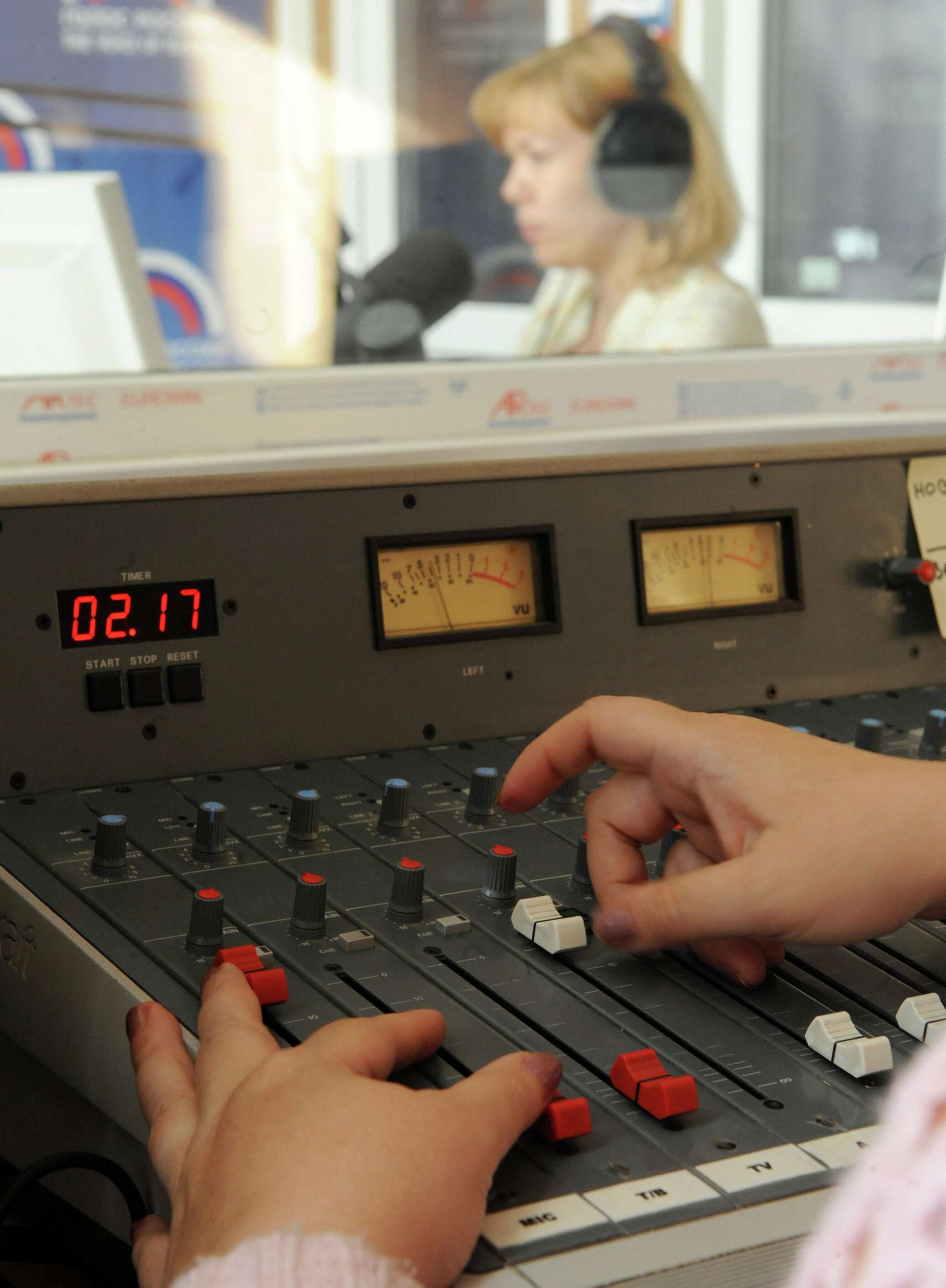 Русское радио начало вещания