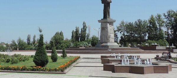 Фонтан возле памятника Рудаки в Худжанде. Архивное фото - Sputnik Тоҷикистон