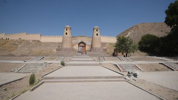 Гиссарскую крепость восстанавливают по археологическим находкам - Sputnik Таджикистан