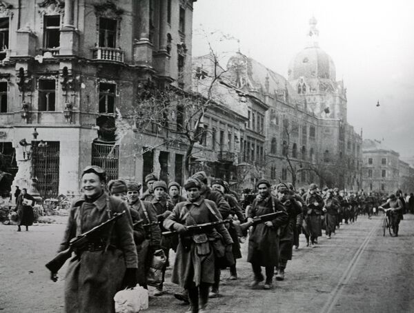 Советские войска на улицах Будапешта. 1945 год Советские войска на улицах Будапешта. 1945 год - Sputnik Таджикистан