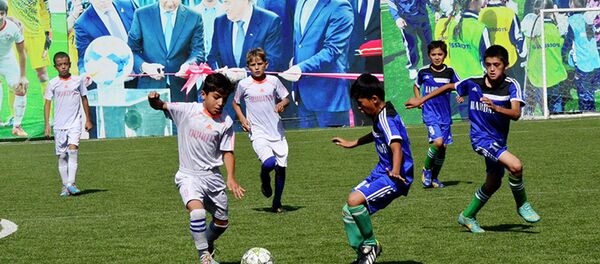 Республиканский турнир по футболу среди детей 2002 годов рождения на призы заслуженного тренера Таджикистана Владимира Алексеевича Гулямхайдарова Республиканский турнир по футболу среди детей 2002 годов рождения на призы заслуженного тренера Таджикистана Владимира Алексеевича Гулямхайдарова - Sputnik Таджикистан