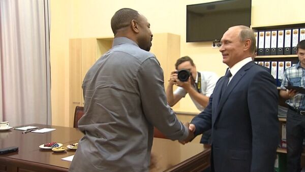 Американский боксер Джонс объяснил Путину, зачем ему российский паспорт - Sputnik Таджикистан