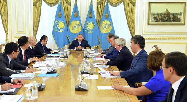 Нурсултан Назарбаев на совещании по системным мерам экономической политики 19 августа 2015 года - Sputnik Таджикистан