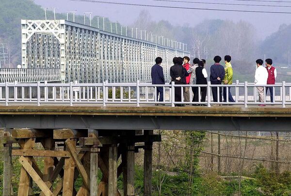 Мост Свободы на границе Северной и Южной Кореи. Архивное фото - Sputnik Таджикистан