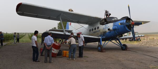 Заправка самолета АН-2 в аэроклубе в Фахрабаде Заправка самолета АН-2 в аэроклубе в Фахрабаде - Sputnik Таджикистан