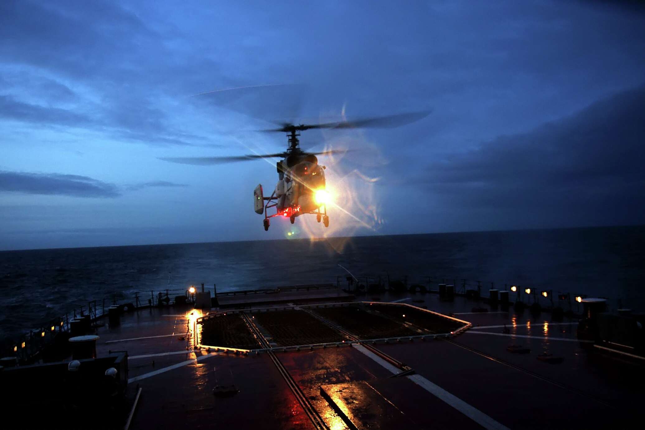 Вертолеты над озером. Вертолёт ка 27 ВМФ России. Палубный вертолет ка-27. Ка 27 Северный флот. Ка-27м вертолёт палубный противолодочный.