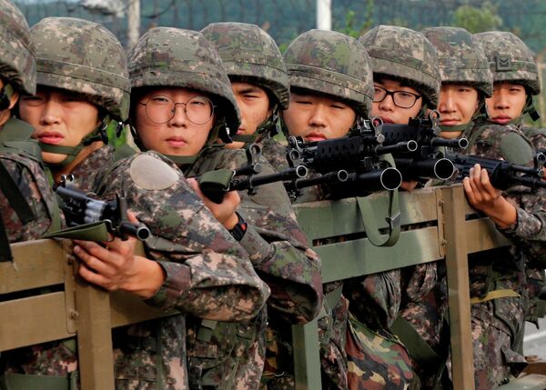 Южнокорейские солдаты едут к границе демилитаризированной зоны. 24 августа, 2015. - Sputnik Таджикистан