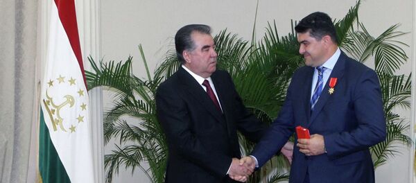 Дилшод Назаров бо ордени Шараф сарфароз гардид. 28 августи соли 2015 - Sputnik Тоҷикистон