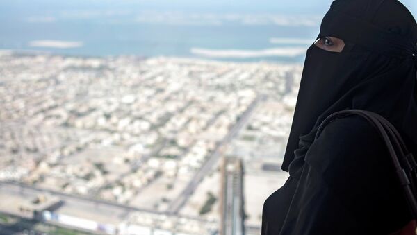 Посетительница на смотровой площадке небоскреба Бурдж-Халифа в Дубае. Архивное фото. - Sputnik Таджикистан