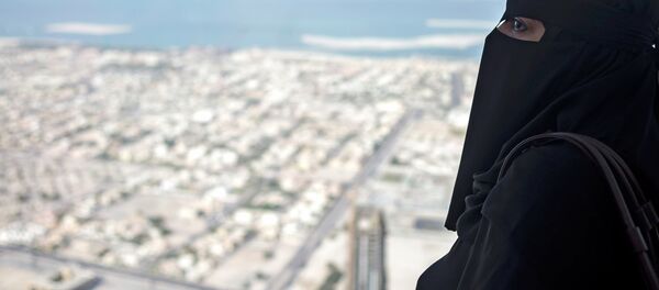 Посетительница на смотровой площадке небоскреба Бурдж-Халифа в Дубае. Архивное фото. - Sputnik Тоҷикистон