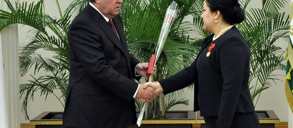 Эмомалӣ Раҳмон ба Озода Раҳмон ордени Шараф тақдим кард Эмомалӣ Раҳмон ба Озода Раҳмон ордени Шараф тақдим кард - Sputnik Тоҷикистон