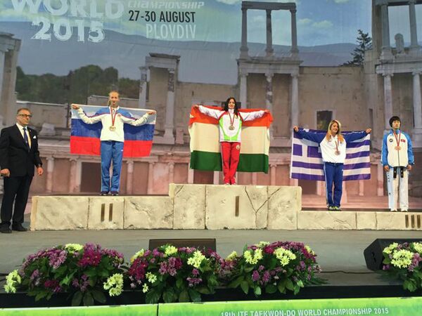 Сабина Тюряева (в центре) на пьедестале чемпионата мира по таэквон-до в Болгарии Сабина Тюряева (в центре) на пьедестале чемпионата мира по таэквон-до в Болгарии - Sputnik Таджикистан