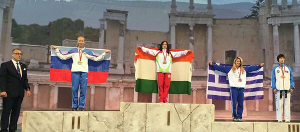 Сабина Тюряева (в центре) на пьедестале чемпионата мира по таэквон-до в Болгарии - Sputnik Таджикистан