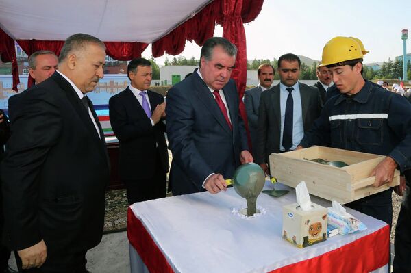 Рахмон заложил первый камень в основу перинатального центра в Кулябе - Sputnik Таджикистан