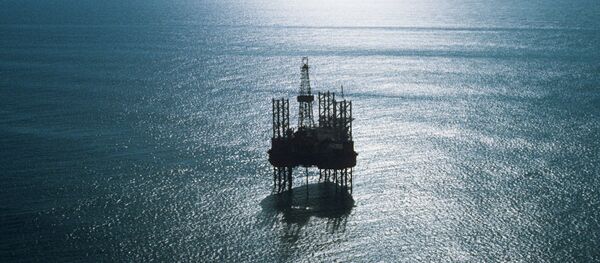 Плавучая буровая установка на море. Архивное фото - Sputnik Таджикистан
