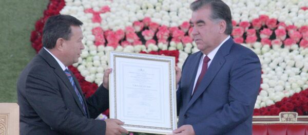 Свидетельство о названии этой планеты Таджикистаном Президенту страны Эмомали Рахмону вручил Президент Академии наук Таджикистана Фарход Рахими - Sputnik Тоҷикистон