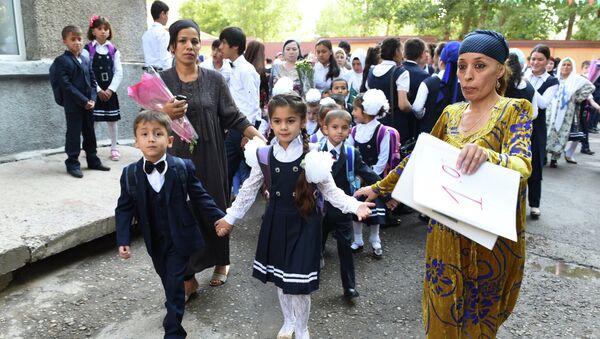 Учительница ведет первоклассников на первый урок в школе №16 города Душанбе. - Sputnik Таджикистан