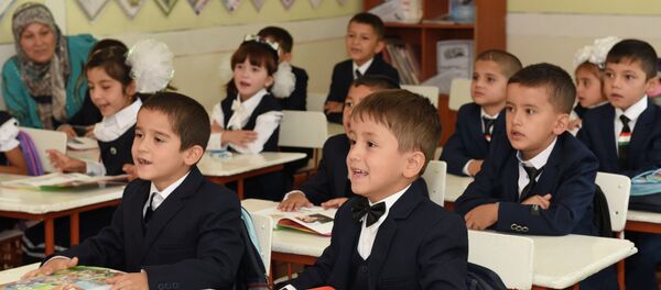 Мактаббачагони мактаби рақами 16-и шаҳри Душанбе - Sputnik Тоҷикистон