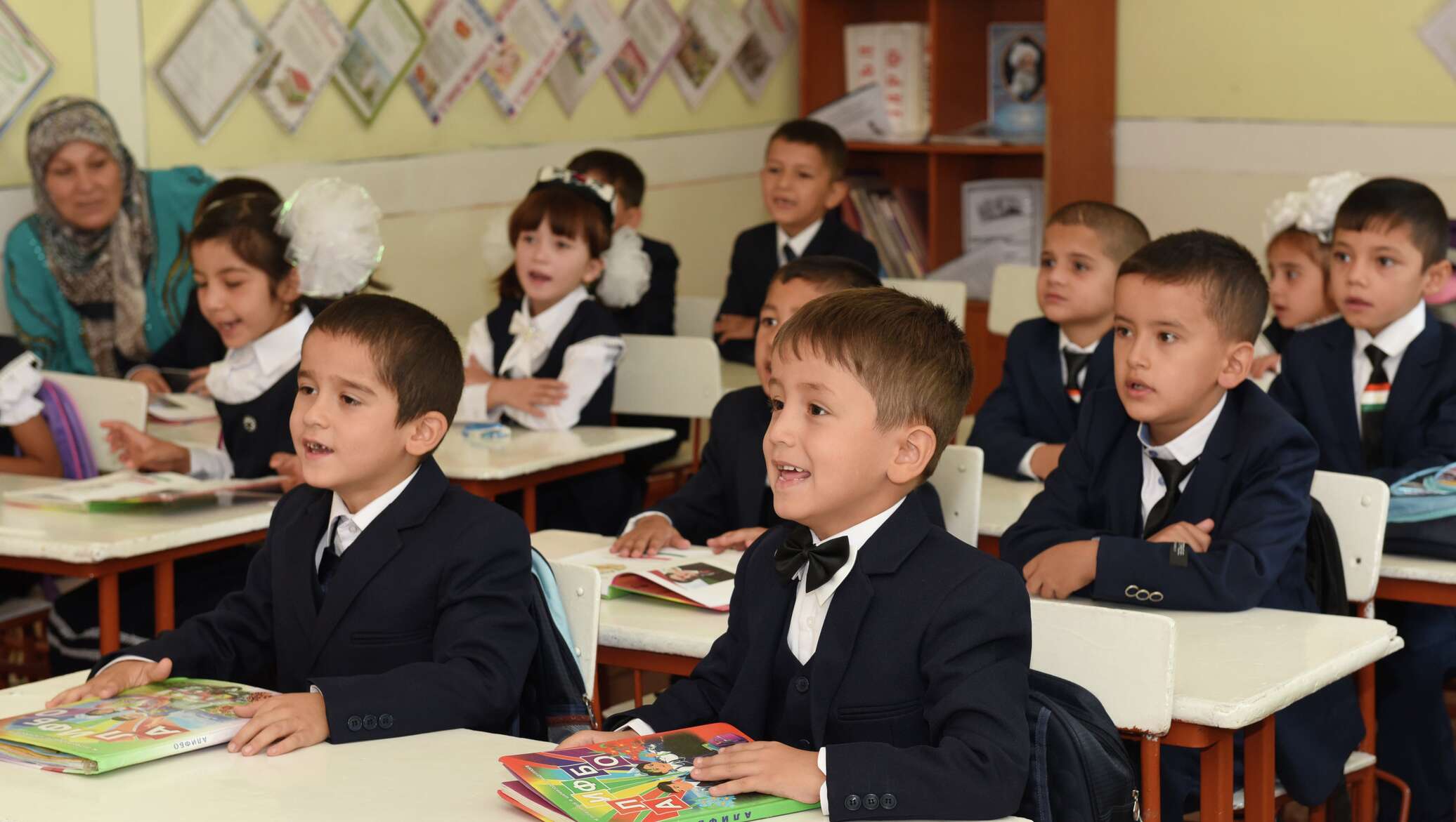 Класс таджик. Таджикистан школа 1. Русский язык в Таджикистане в школах. Школьники Таджикистана. Школьники в Таджикистане в классе.