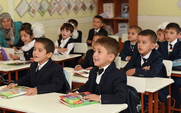 Первоклассники в школе №16 города Душанбе. - Sputnik Таджикистан