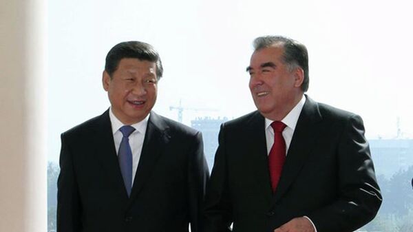 Президент Таджикистана Эмомали Рахмон и председатель КНР Си Цзиньпин. Архивное фото - Sputnik Таджикистан