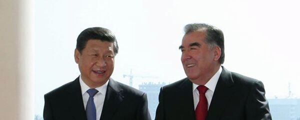 Раисҷумҳури Тоҷикистон Эмомалӣ Раҳмон ва раҳбари ҶМЧ Син Ҷинпин. Акс аз бойгонӣ - Sputnik Тоҷикистон